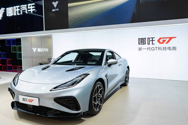 重庆211哪吒汽车在智能汽车领域的表现，领途汽车在新能源汽车市场中的影响力